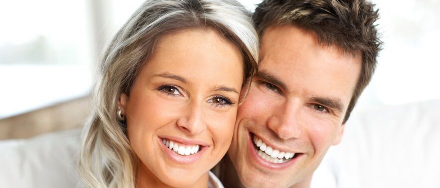 Mujer y hombre con buena visión después de su restauración.