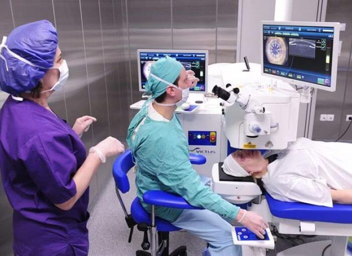 Para los desgarros de retina, se realiza coagulación con láser.